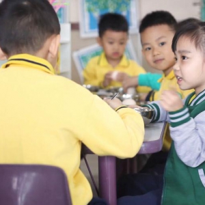 世博幼儿园小朋友生活早餐展示